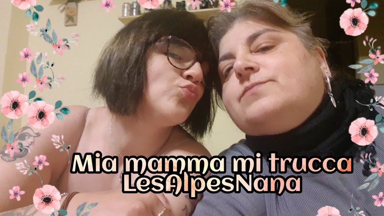 Mia mamma mi trucca. My mom make up me.
