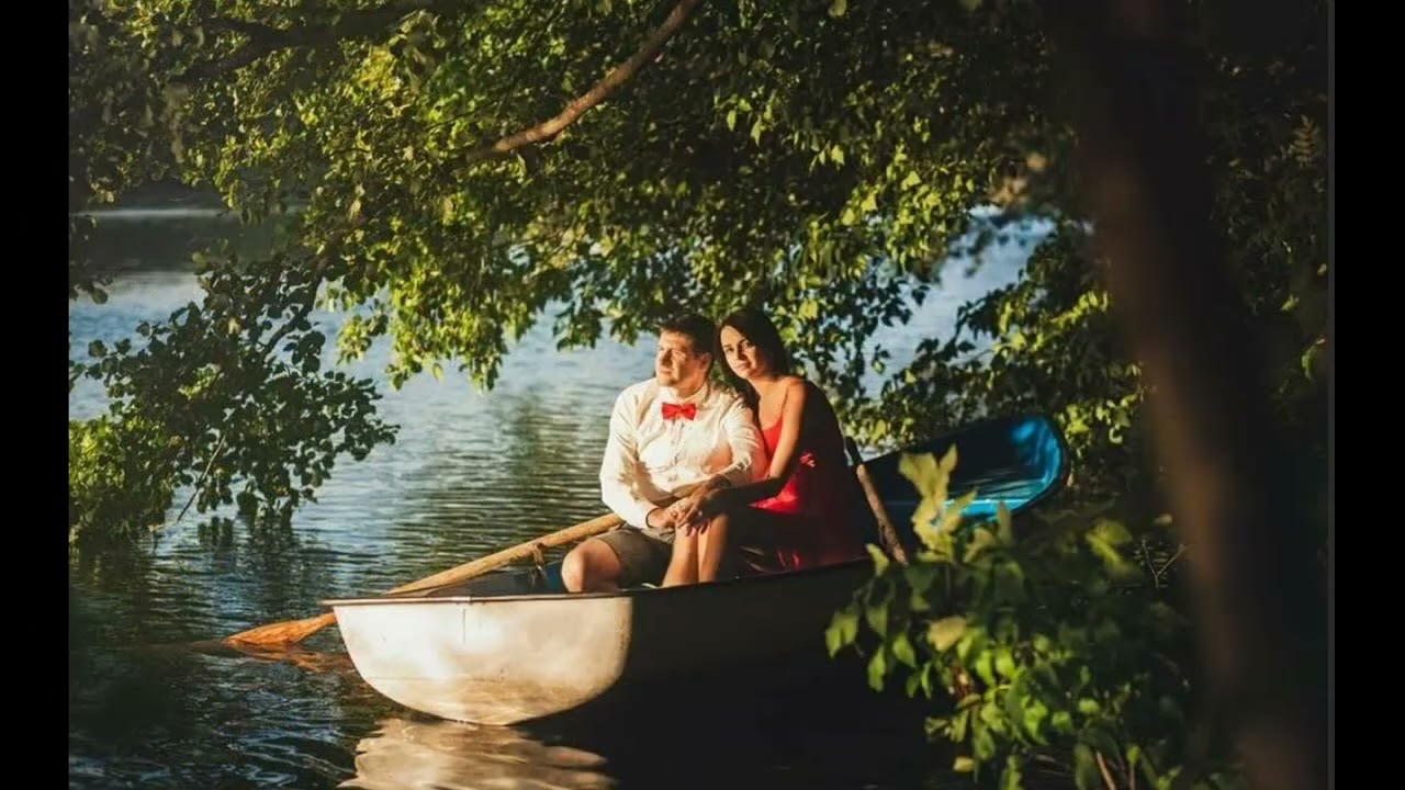 На берегу большой реки жил. Двое в лодке. Влюбленные в лодке. Мужчина и женщина в лодке. Романтическая прогулка на лодке.