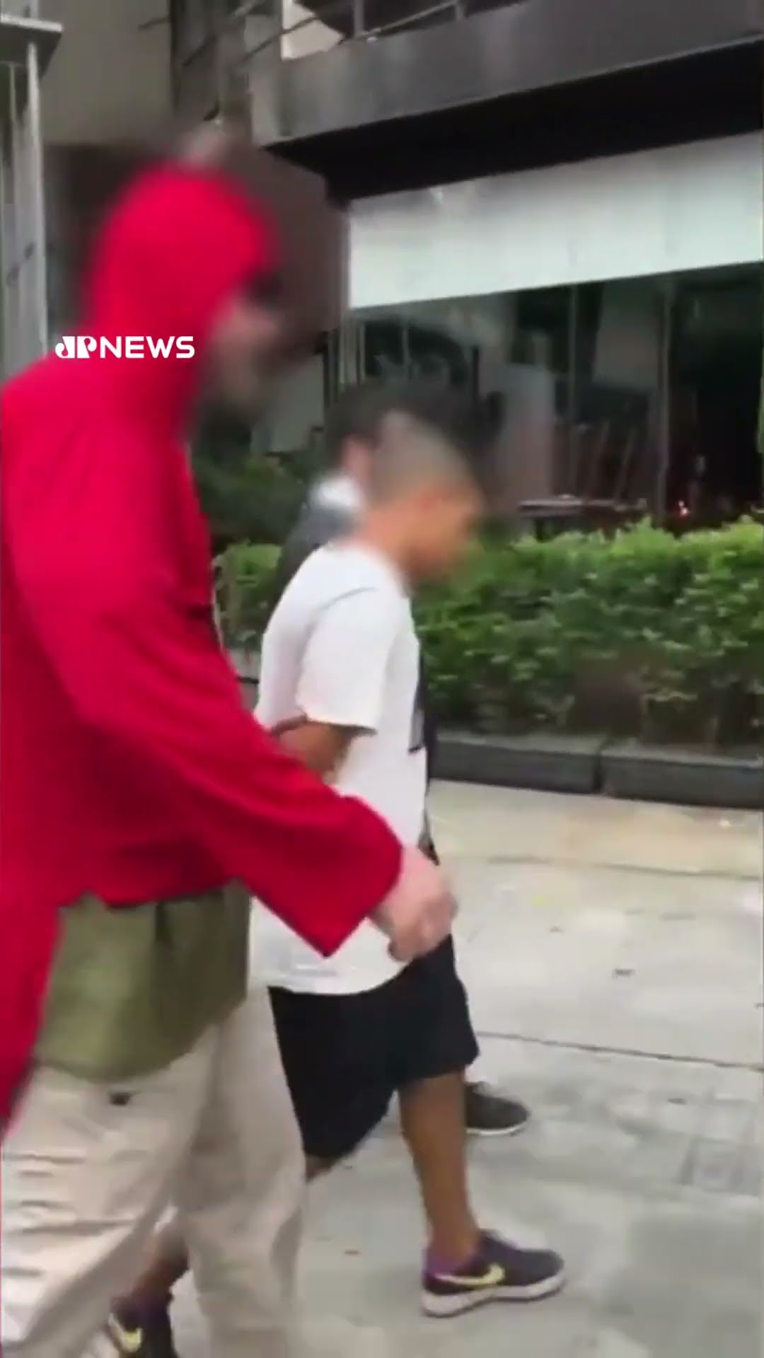 Policiais fantasiados de Chapolin e padre prendem ladrão em bloco de SP #shorts