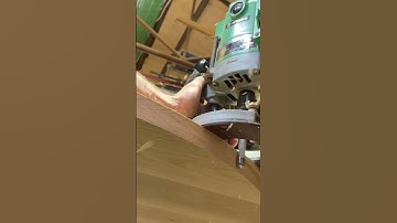 Spriral router bit eating up some white oak #woodwork #hitachi #router #spiralcutter