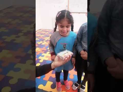شريط كاسيت قديم في أيادي الأطفال