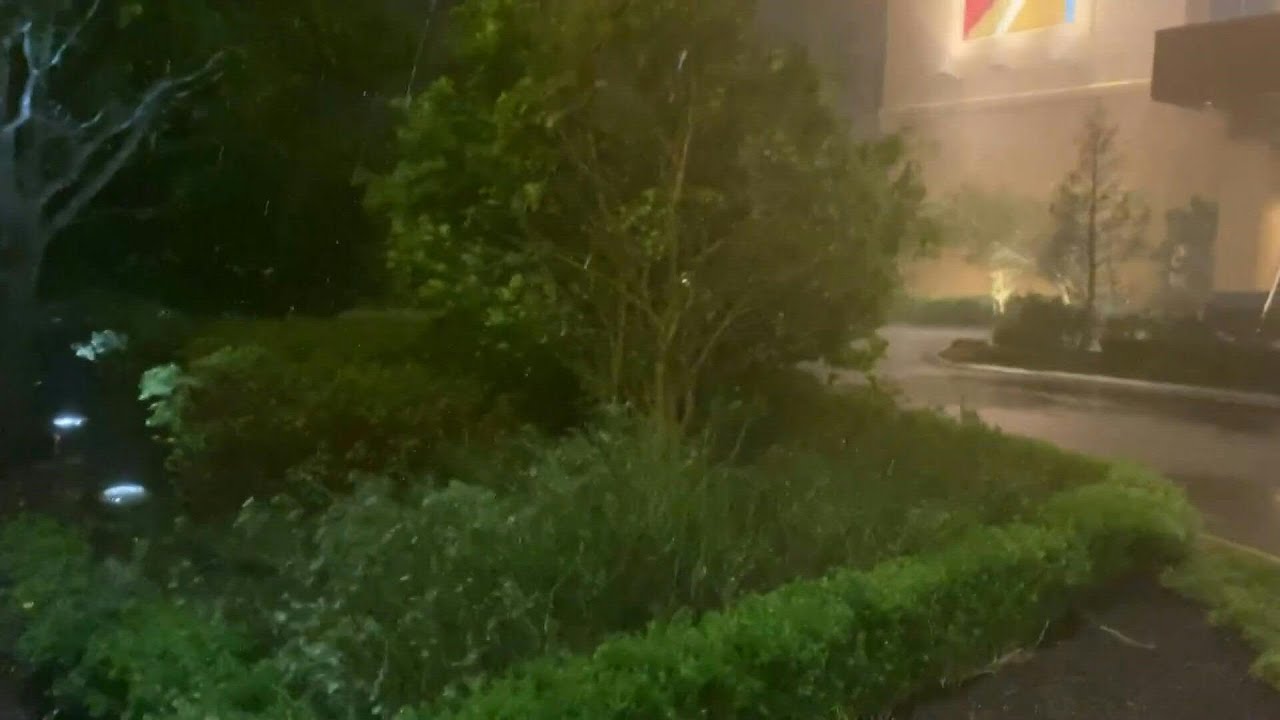 Heavy rain and strong winds as Hurricane Laura makes landfall in US ...