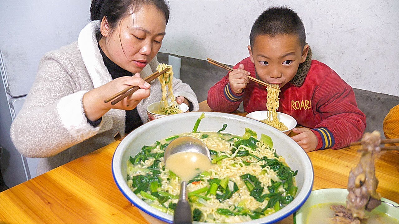 媳婦煮泡面，一次性煮5包，家人吃爽了