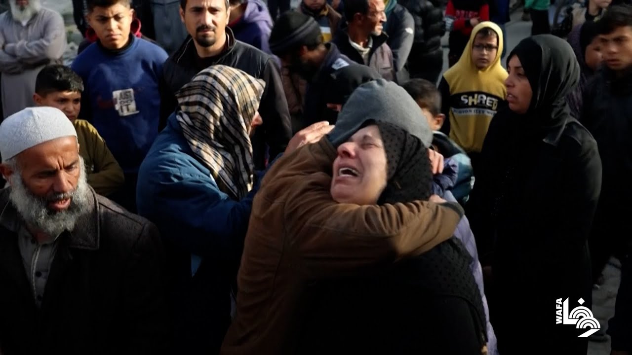 مواطنون ينادون بأسماء أطفال أثناء البحث عن ضحايا تحت أنقاض منزل قصفه الاحتلال في رفح جنوب قطاع غزة