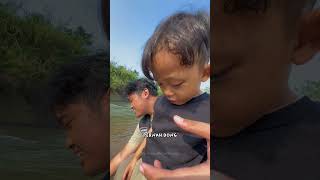 Shaquille Ambil Air Di Sungai