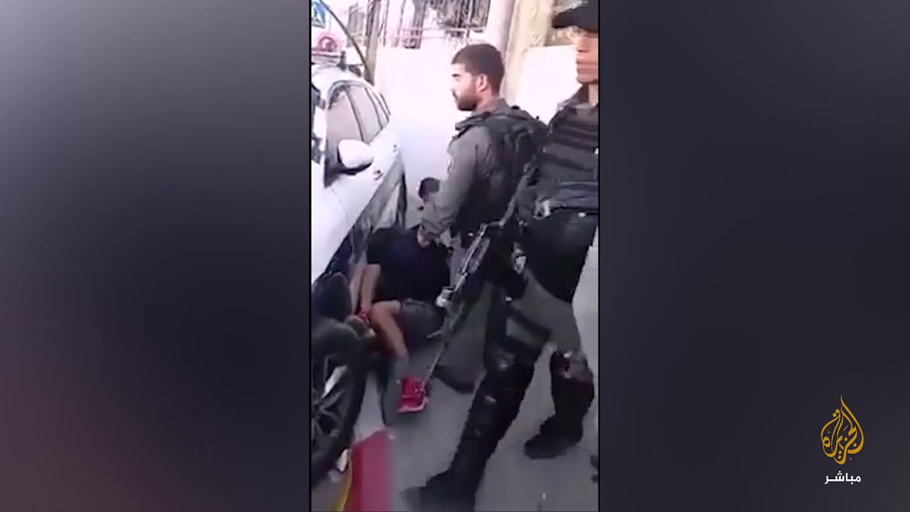 لحظة اعتداء قوات الاحتلال على شاب فلسطيني