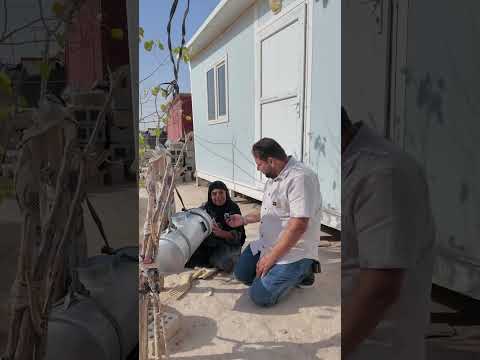 هذه المسنة تصنع اللبن لبناتها المرضى بالطرق البدائية