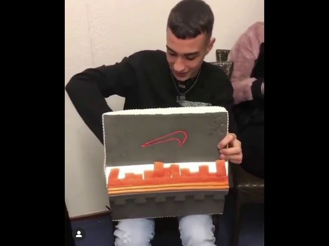 Capo Plaza vede per la prima volta le sue scarpe edizione limitata Nike -  YouTube
