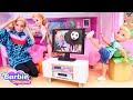 Barbie ailesi! Chelsea ve Tom evde top oynarken televizyon kırılıyor!