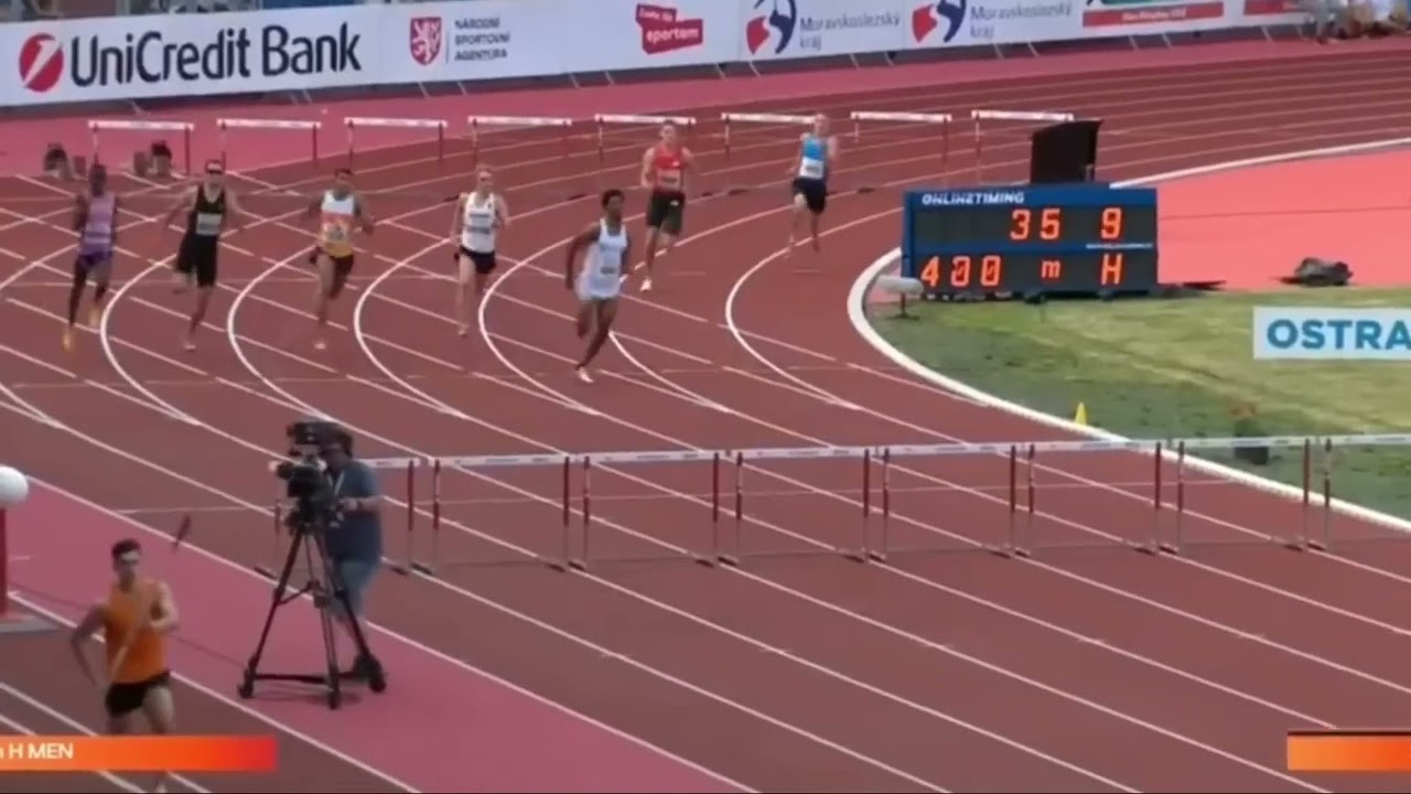 During the four hundred metres race . Funny movement by Chris Robinson .