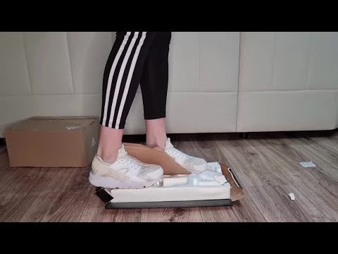 Crush cartonboxes with my white Nike Huarache #SOFIAARMAZZI