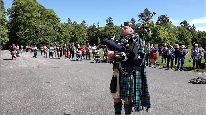 Piper Stuart Liddell playing "Diu Regnare" outside...