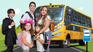 Marina e Elisa vão para escola de ônibus escolar com amigos