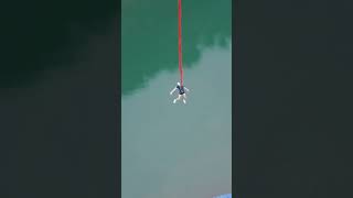 Incredible footage😲🥱😲of a daredevil bungee jumper jumping from a bridge