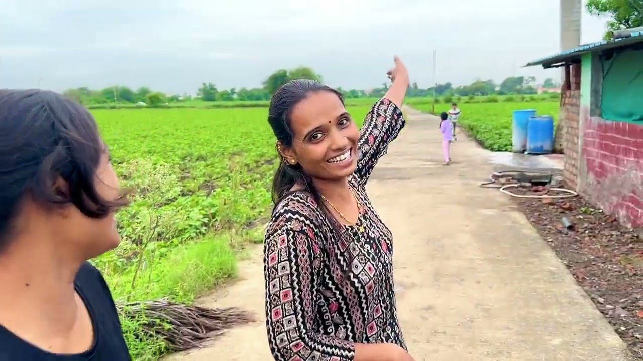 वेडी बाई माऊलीवर दगड फेकून मारायला लागली 🫢