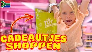 Download Lagu LUXY zoekt EIGEN CADEAUTJES uit voor 8ste VERJAARDAG 🎁 ( Kaapstad)| Bellinga Vlog #3515 MP3
