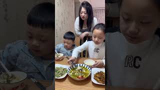 二姑厨艺翻车，刚说不精就挑战高难度！爷爷一口差点报警！#亲子互动 #funny #搞笑 #爆笑 #家庭vlog #日常生活 #二胎 #熱門 #姐弟日常