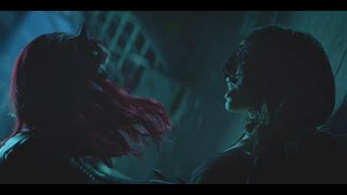 Batwoman 1x13 ＂The vampire girl bites Kate's mouth＂