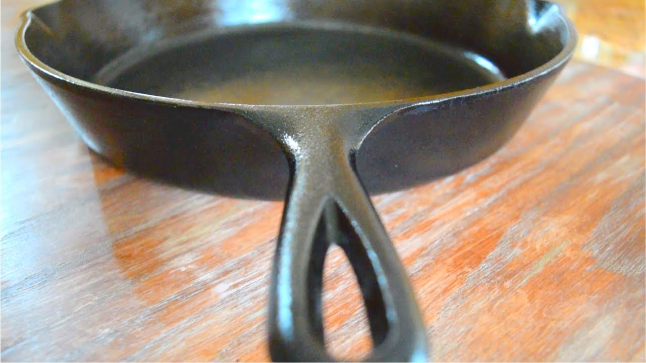 How I clean my cast iron skillet. كيف  أنظف و أحافظ على مقلاة من الحديد الزهر بسهولة و سرعه