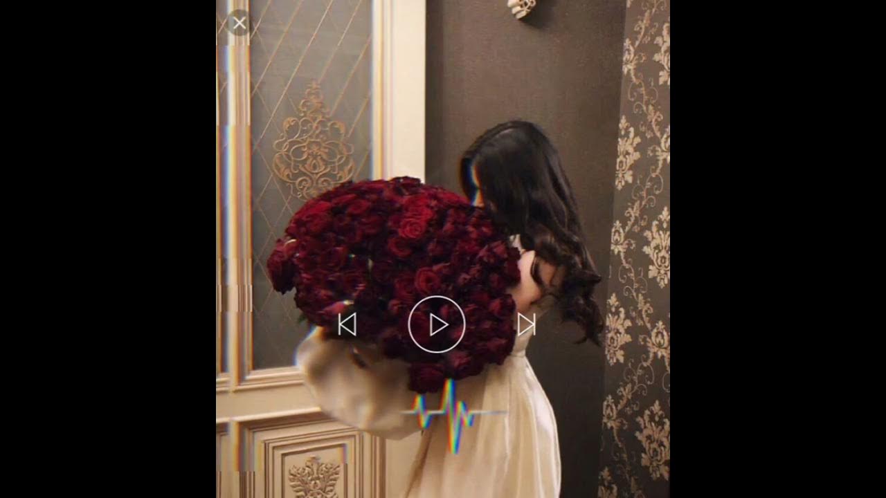Новая цыганская песня 2024 года. Брюнетка с цветами. Брюнетка с розами. Брюнетка с букетом цветов. Брюнетка с красными розами.