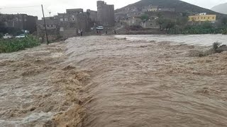 سيول تجرف منازل وسيارات بعد أمطار غزيرة في ‎#صنعاء بـ ‎#اليمن