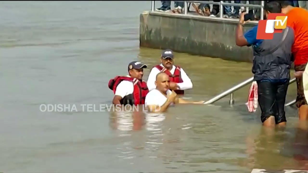Akhilesh & family performs 'Asthi Visarjan' of Mulayam Singh Yadav