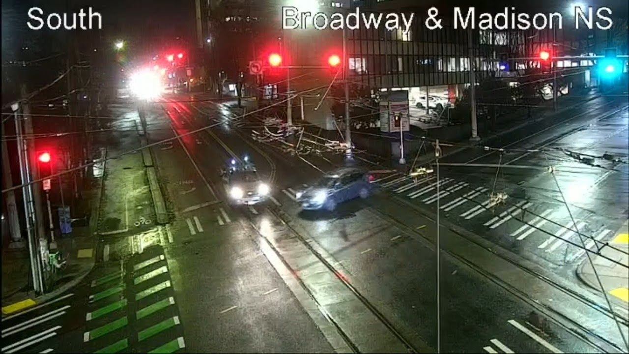 Seattle: Bad Driver Runs Red Light & T-Bones Innocent Driver - YouTube