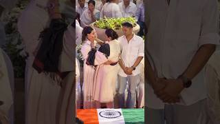 Tabu Pays Final Tribute to Asha Bhosle 💔🙏 | Emotional Antim Darshan