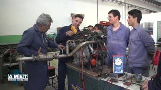 Estudiante realizando diagn贸stico en veh铆culo moderno