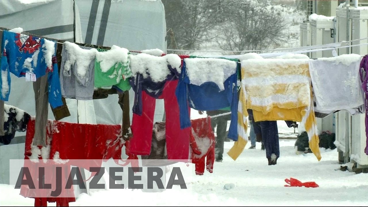 لاجئون عاجزون يتجمدون من البرد في اليونان المنكوبة بالبرد