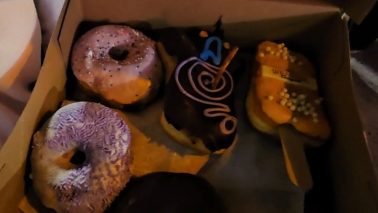 Orlando Christmas 2025- Universal CityWalk ( Voodoo Donuts and Chocolate Emporium) 