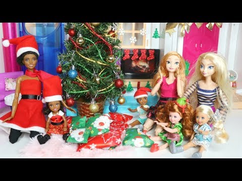 BARBIE Ouvre les CADEAUX de NOËL avec Elsa Anna toddlers opening Christmas gifts Chelsea doll