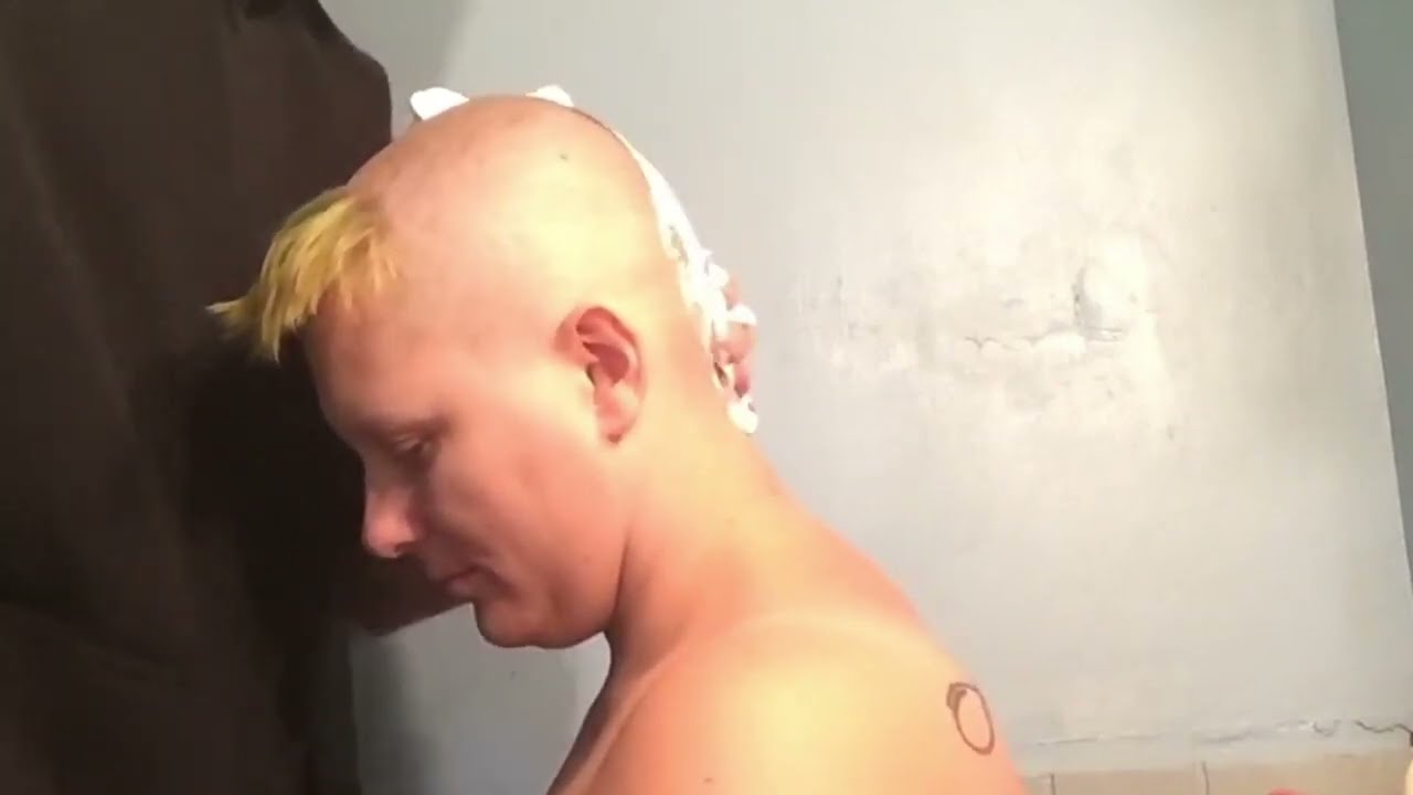 Лысая женщина снова обрила голову, чтобы гладко выбрить ее
