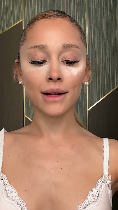 Ariana Grande's Button Nose Makeup Trick