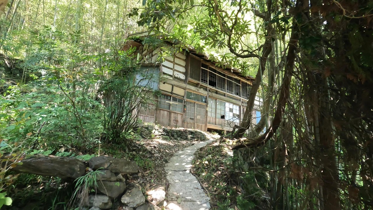 【埼玉県秩父市】ジブリの世界のような古民家集落が巨大吊り橋の奥に