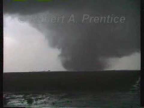 1995 June 2 Dimmitt, Texas Tornado (part 2 of 3)