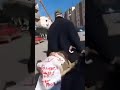شيخ طاعن في السن من أقبو ولاية بجاية ذاهب للمسيرة بطريقته الخاصة هههههه 