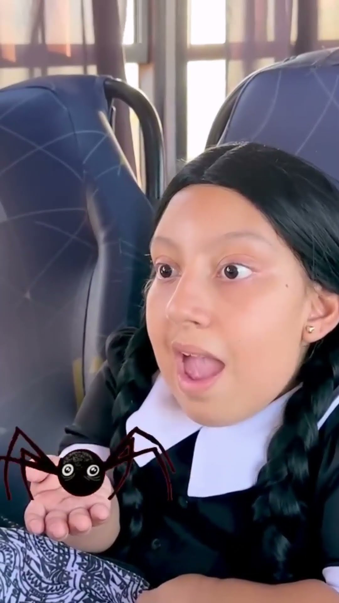 Maria Clara Wandinha aprende Regras de Conduta no ônibus escolar com amigos #shorts