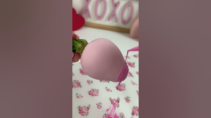Easy Valentine’s Day design for your chocolate covered strawberries 🍓💗 #chocolate #valentinesday