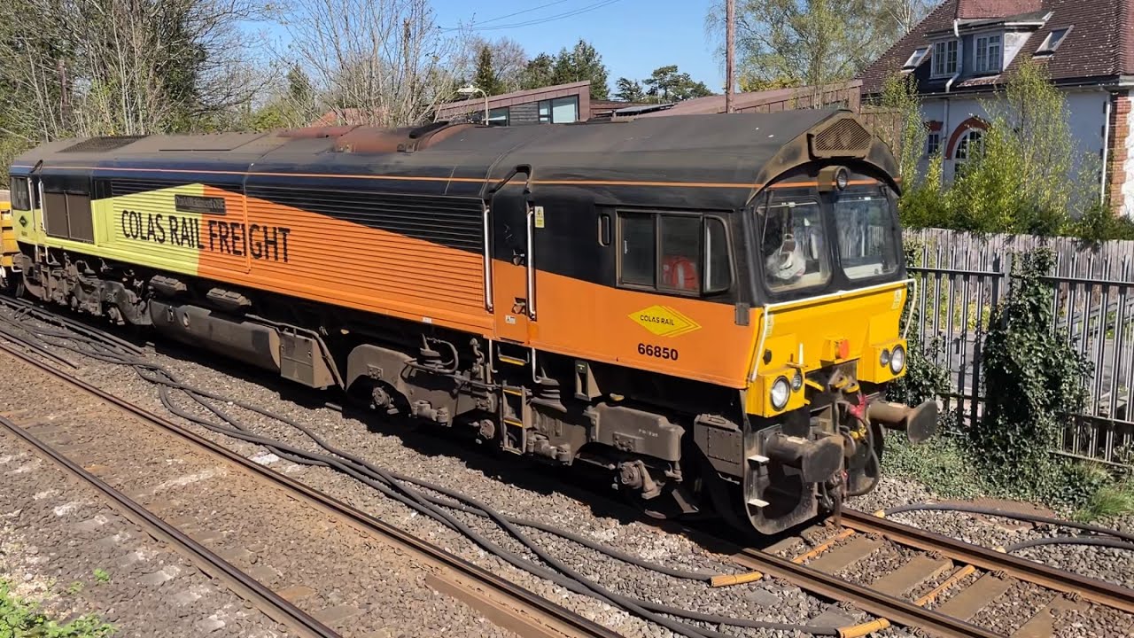 Class 66 | 66850 ‘David Maidment OBE’ + 66792 ‘Collaboration’ | Colas | T&T