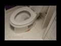 トイレの底に水が漏れている場合は、このビデオをご覧ください–家の修理のヒント