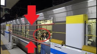 列車内の乗客も動作に驚く高槻駅名物のロープ昇降式ホームドアが降りて出発していく京都線下り新快速223系と格下の快速なのに最新型車両225系で運行する下り快速