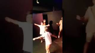 Cocuk Olup Sahnede Doyasiya Erik Dalı Oynamak Ğlence