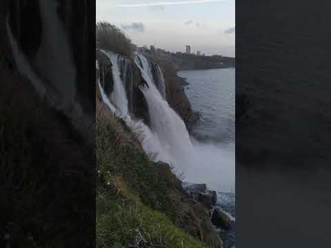 Водопад обрушивается в Средиземное море. Водопад Дюден в Анталии. #shorts
