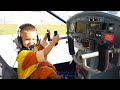 飛行機が壊れている-トラクターに乗って飛行機を修理するディマ