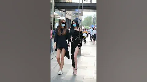#街拍美女 #穿搭女神范 #大长腿 这么长的腿，还穿高跟鞋，还那么细 #Shorts - 天天要闻