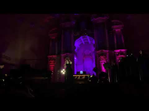 Vivienne Mort с вокальным квартетом