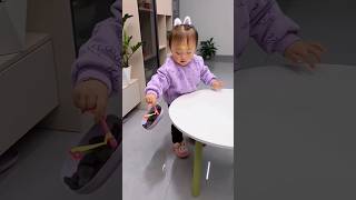 الاكبر ح                  الطفلأبي هو الطفل المفضل   أختي قلقة   هاها                  سمعها