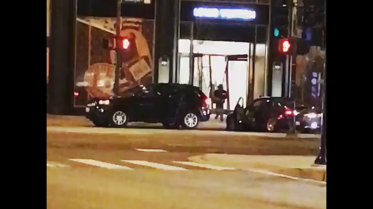 Smash and grab at Louis Vuitton store Chicago - YouTube