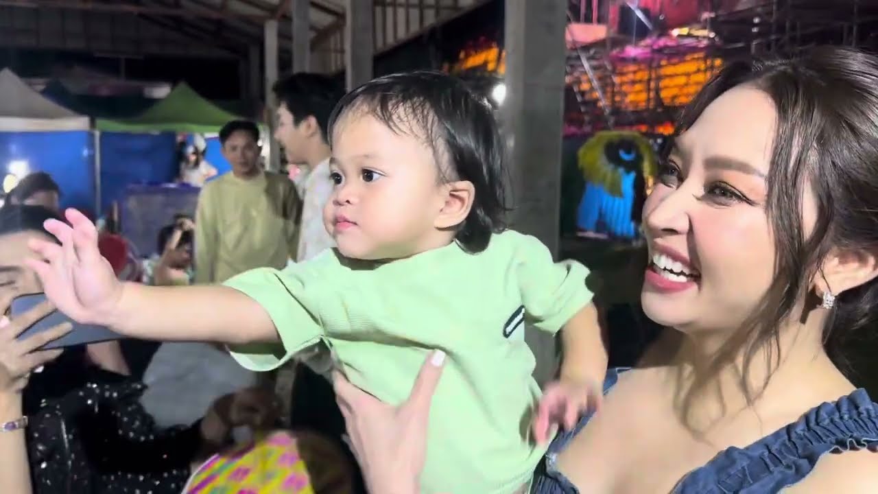 แม่แอนมาถึงหลังเวที‼️ลูกสาวก็วิ่งไปหาเลยจ้าน่ารัก🥰  #บอยศิริชัย #แอนอรดี #ลูกพ่อบอยแม่แอน #หมอลำ